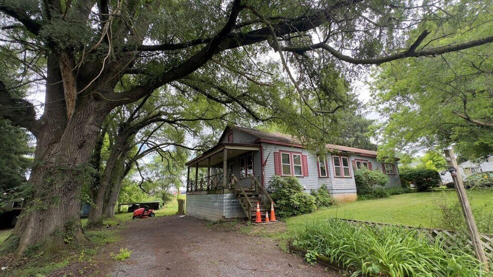 165 Monroe Ave, Lewisburg, WV à vendre - Photo du bâtiment - Image 2 de 5
