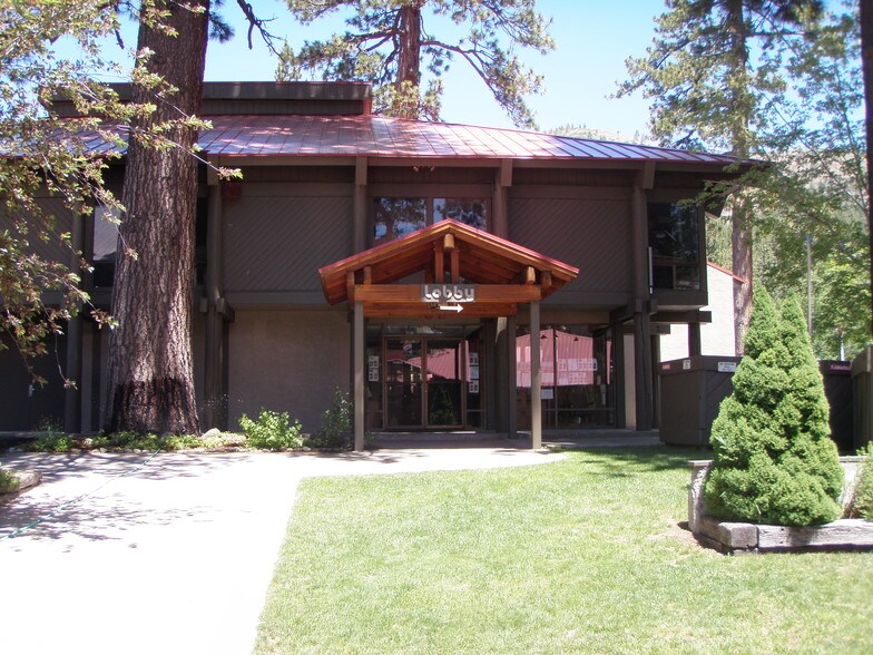 15695 Donner Pass Rd, Truckee, CA à louer - Photo du bâtiment - Image 2 de 4