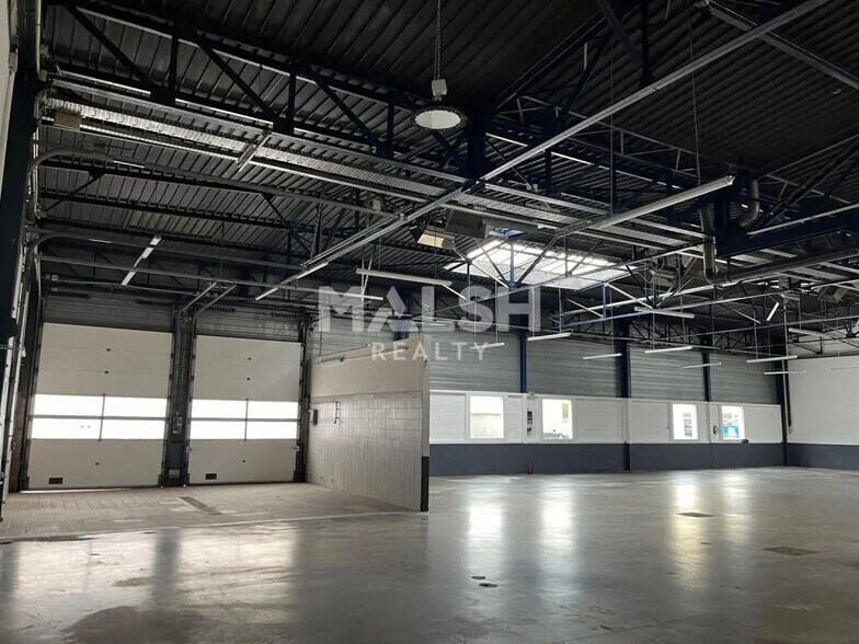 Flex in Vénissieux for lease - Interior Photo - Image 3 of 12