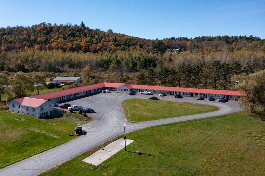 5-prop (48 apts, 1 com unit, 85 storage) portefeuille de 5 propriétés à vendre sur LoopNet.ca - Photo du bâtiment - Image 1 de 33