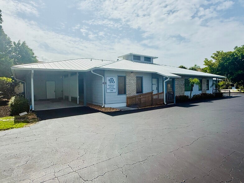 35 Barkley Cir, Fort Myers, FL à vendre - Photo du bâtiment - Image 2 de 5