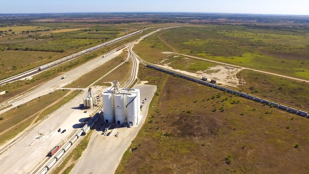 9377 CR 128, Floresville, TX à vendre - Photo du bâtiment - Image 1 de 32