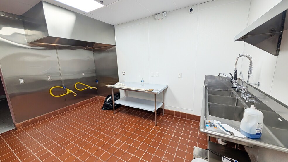 1714 E McFadden Ave, Santa Ana, CA à louer - Photo du bâtiment - Image 3 de 11