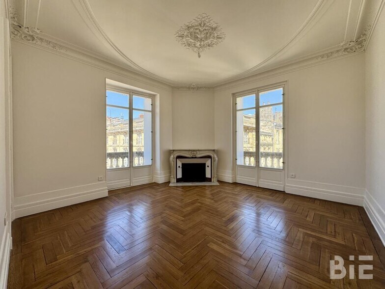 Office in Bordeaux for lease - Interior Photo - Image 1 of 9