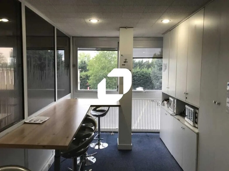 Industrial in Pontoise for lease - Interior Photo - Image 2 of 6