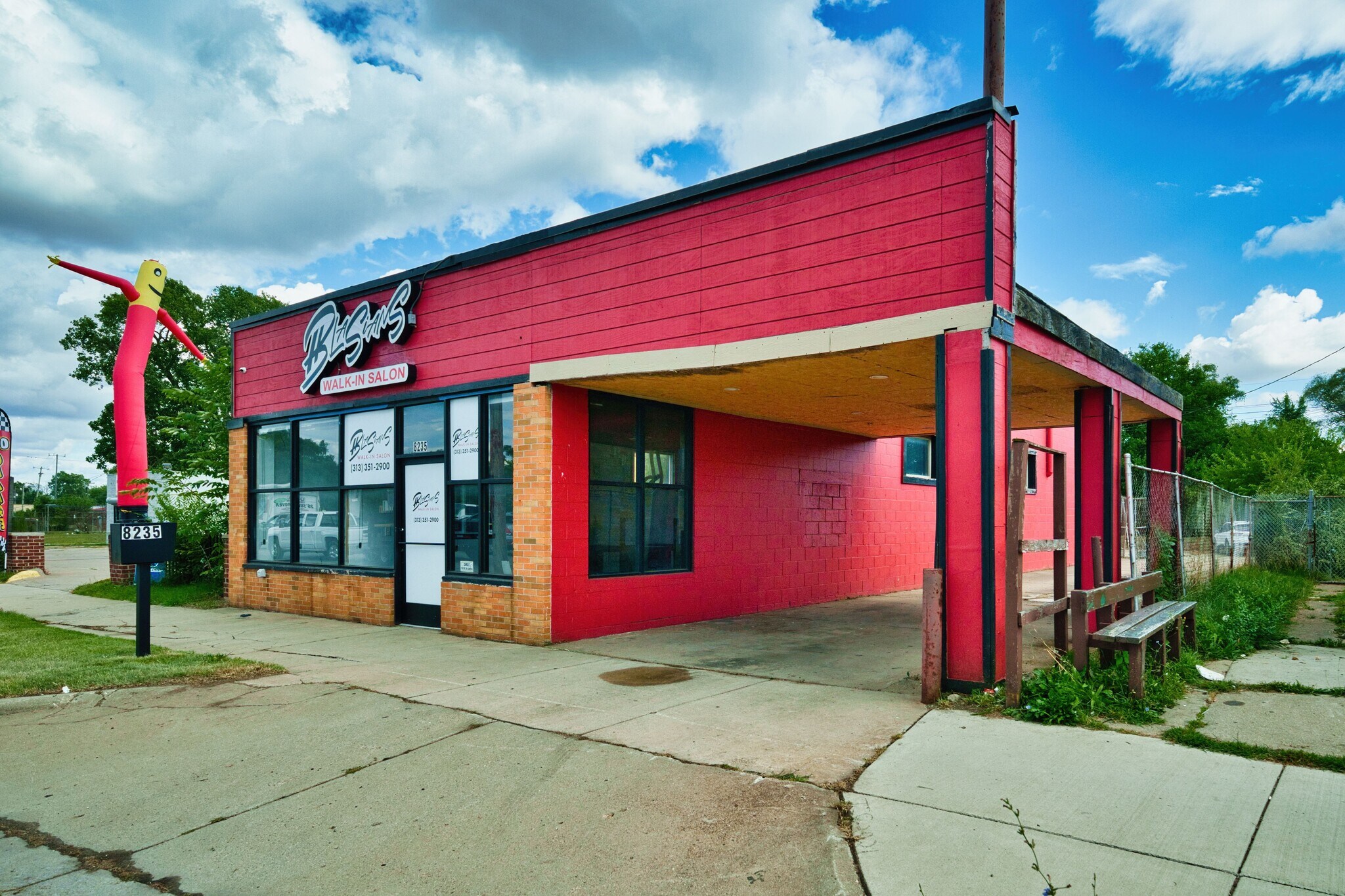 8235 W 8 Mile Rd, Detroit, MI à vendre Photo du bâtiment- Image 1 de 18