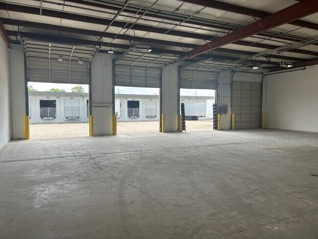 Plus de détails pour 15925 Morales Rd, Houston, TX - Bureau, Industriel à louer