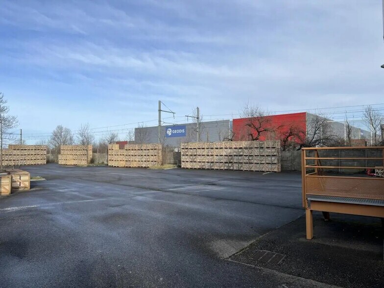 Flex dans Mions à louer - Photo du bâtiment - Image 3 de 13