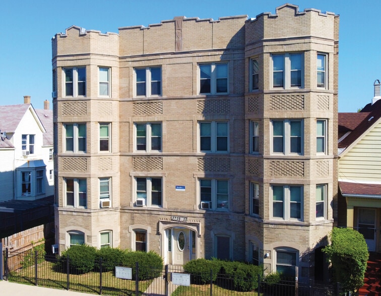 3720-3722 W McLean Ave, Chicago, IL for sale - Primary Photo - Image 1 of 7