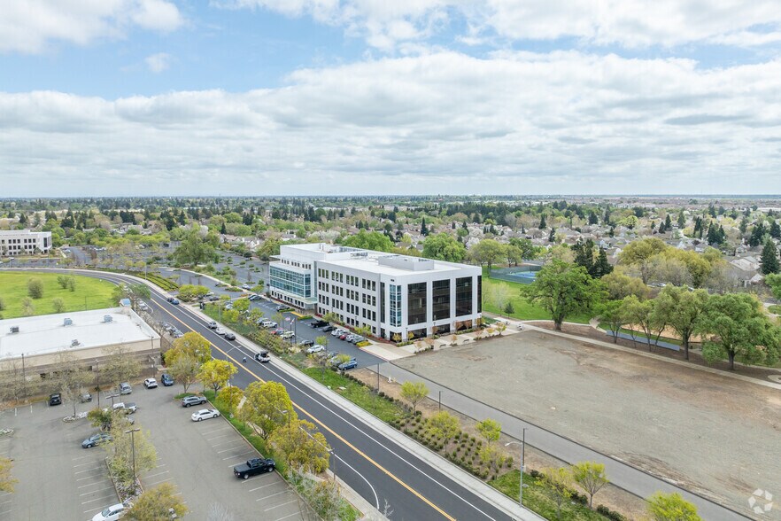 8220 Longleaf Dr, Elk Grove, CA à louer - Aérien - Image 2 de 8