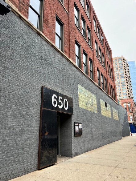 650 W Lake St, Chicago, IL à louer - Photo du bâtiment - Image 2 de 7