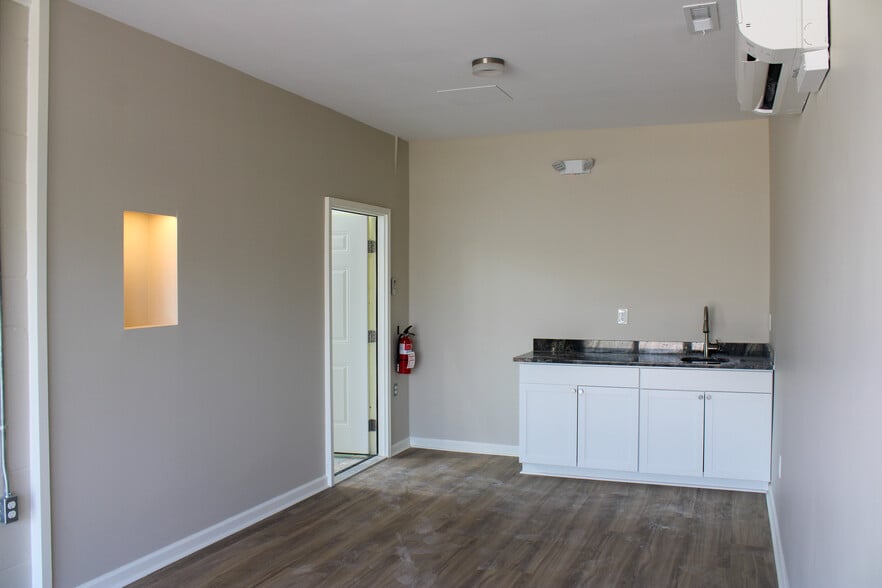 8100 Memorial Pky SW, Huntsville, AL for lease - Building Photo - Image 2 of 6