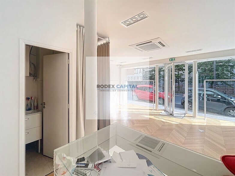 Retail in Paris for lease - Interior Photo - Image 3 of 3