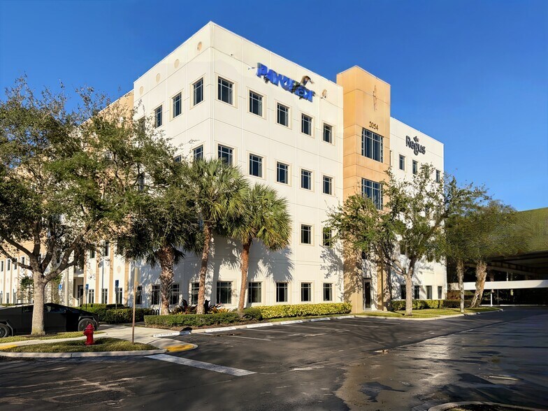 2054 Vista Parkway, West Palm Beach, FL à louer - Photo du bâtiment - Image 2 de 12