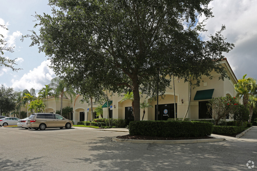 610-628 SE Central Pky, Stuart, FL for lease - Building Photo - Image 1 of 4
