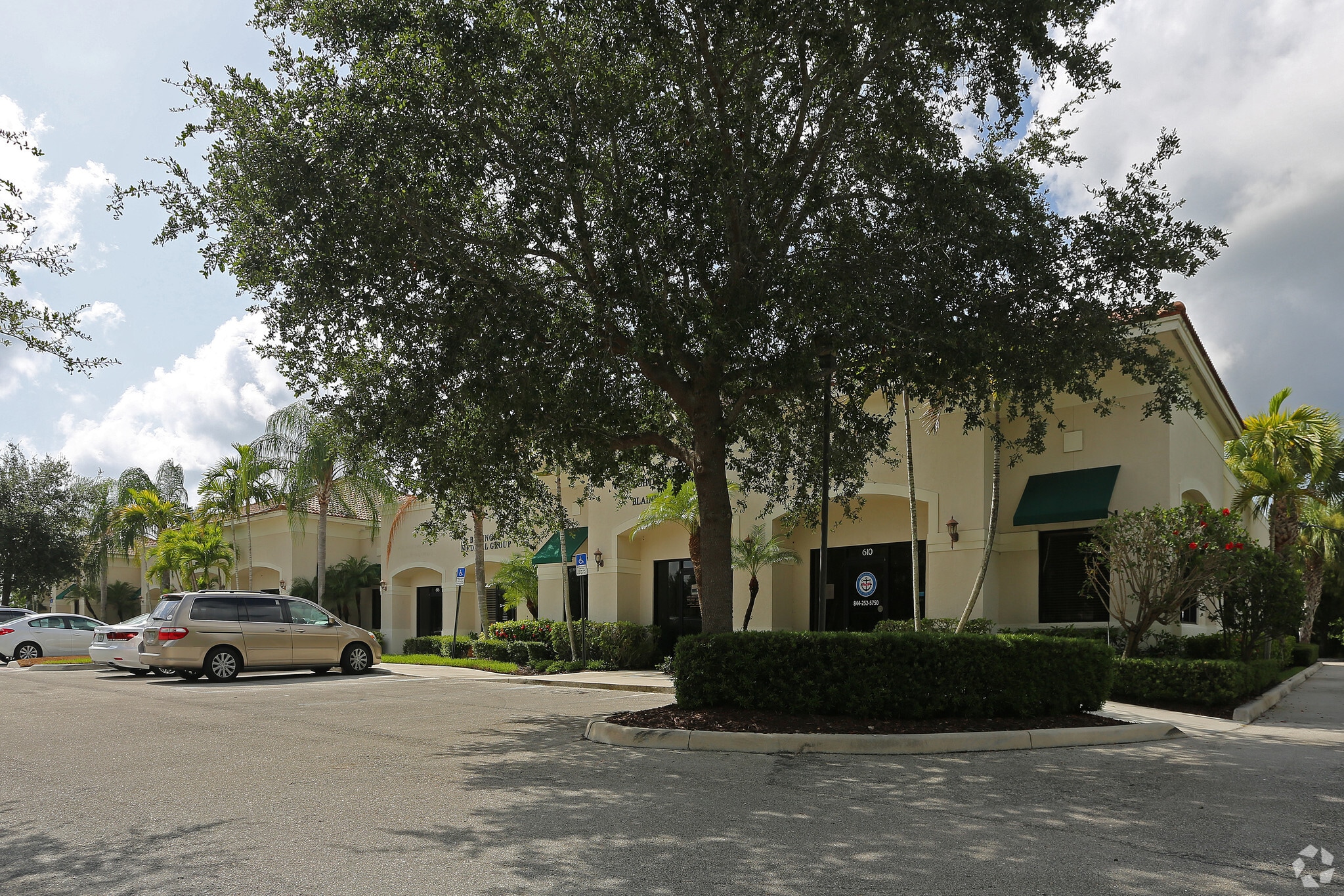 610-628 SE Central Pky, Stuart, FL for lease Building Photo- Image 1 of 5