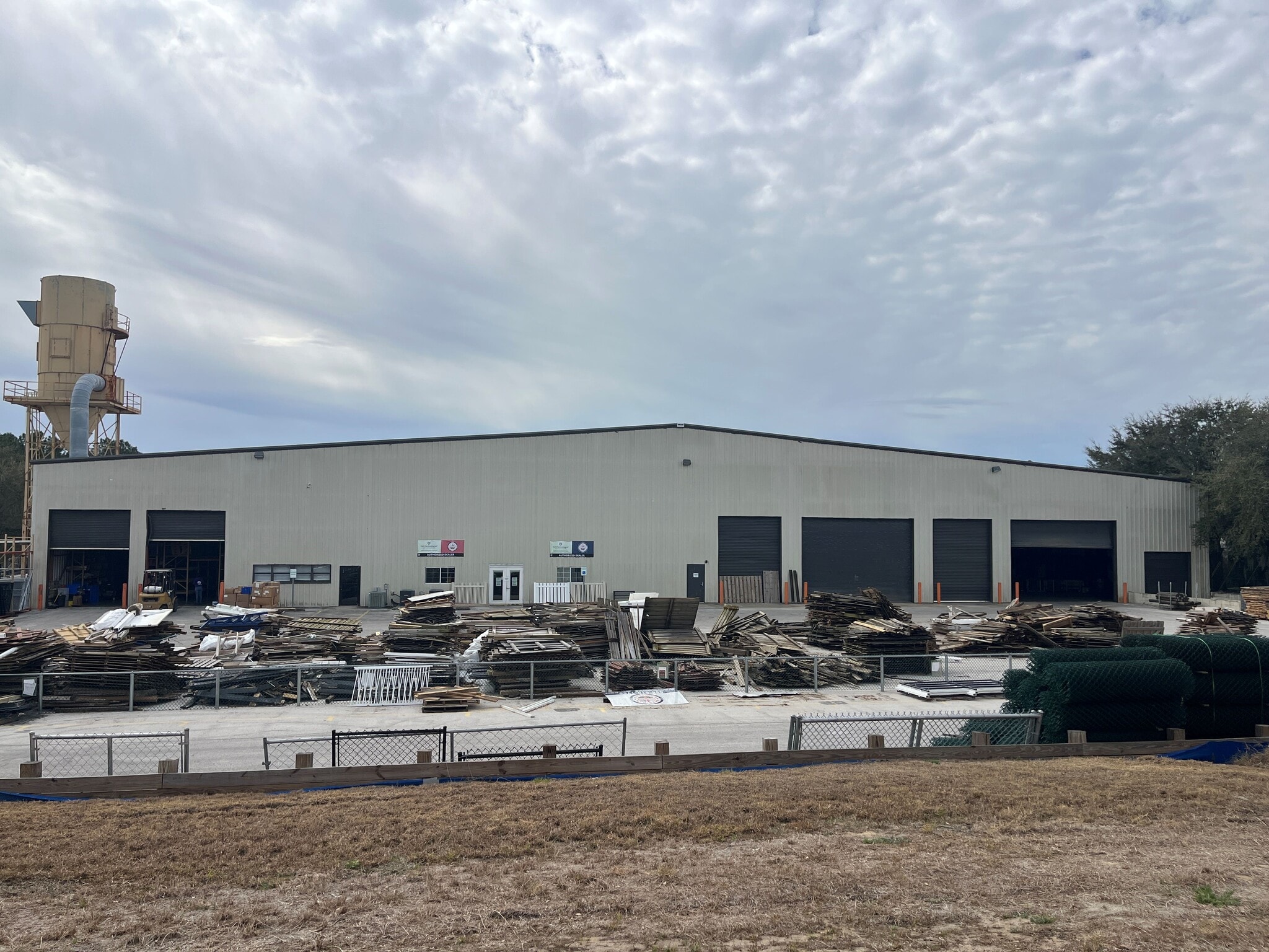 263-271 Southridge Industrial Dr, Tavares, FL for lease Primary Photo- Image 1 of 18