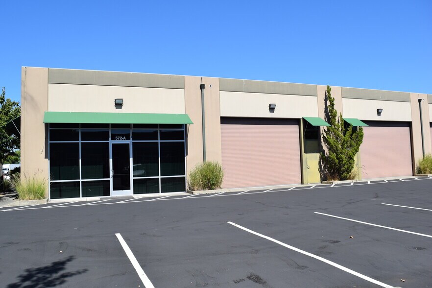 572 Martin Ave, Rohnert Park, CA à louer - Photo du bâtiment - Image 2 de 14