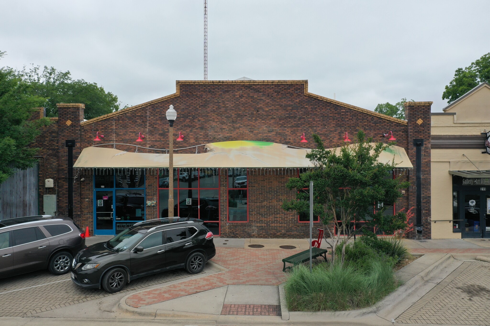 217 E Hickory St, Denton, TX for lease Primary Photo- Image 1 of 20