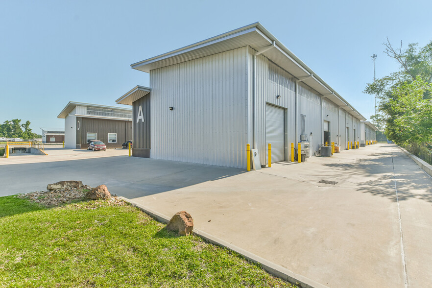 331 Corporate Wood Dr, Magnolia, TX for lease - Building Photo - Image 3 of 27