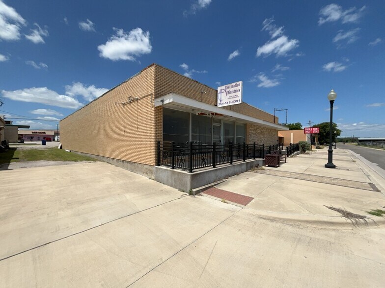 209 W Avenue D, Copperas Cove, TX à louer - Photo du bâtiment - Image 2 de 12