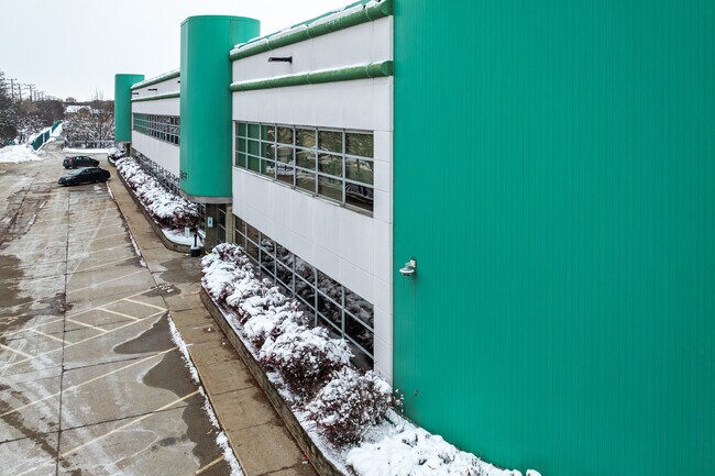 Plus de détails pour 3701 W Burnham St, West Milwaukee, WI - Industriel à louer