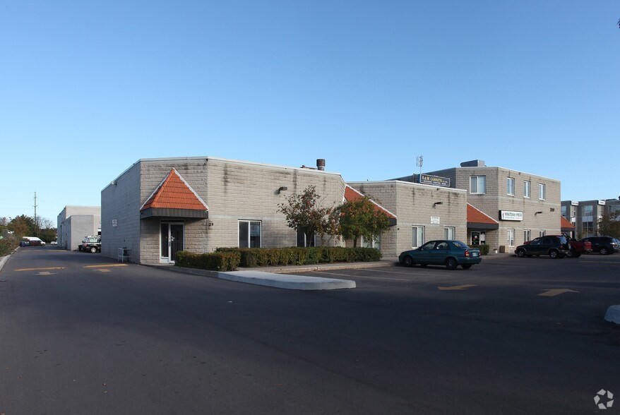 2359 Royal Windsor Dr, Mississauga, ON à vendre - Photo du bâtiment - Image 2 de 17