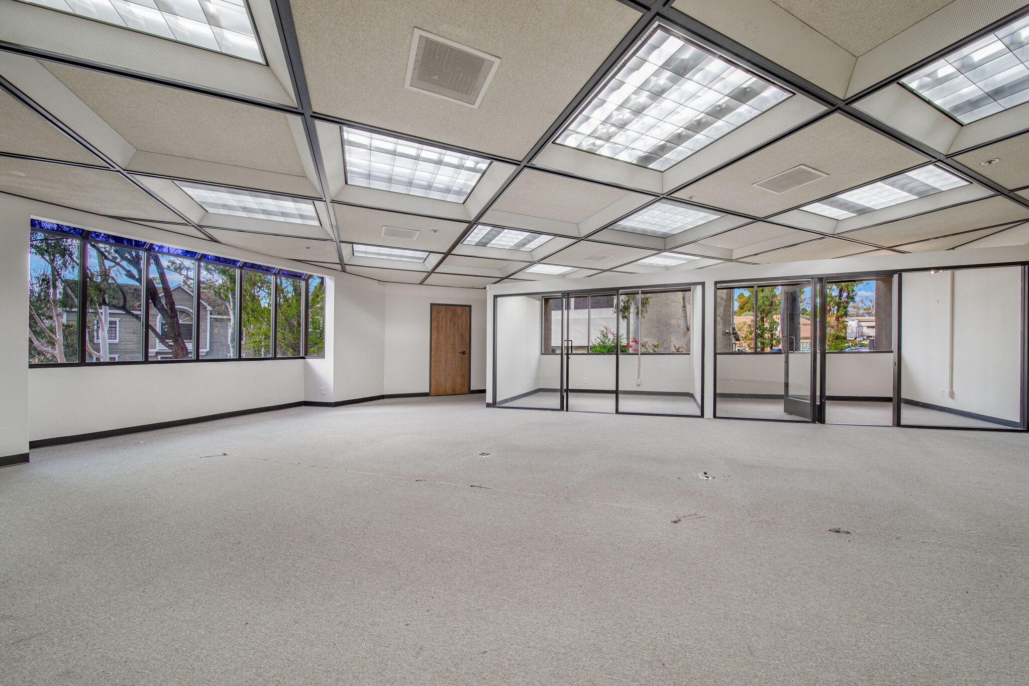 970 S Village Oaks Dr, Covina, CA à louer Photo intérieure- Image 1 de 3