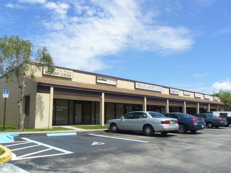 1501-1571 N Palm Ave, Pembroke Pines, FL à louer - Photo du bâtiment - Image 3 de 7