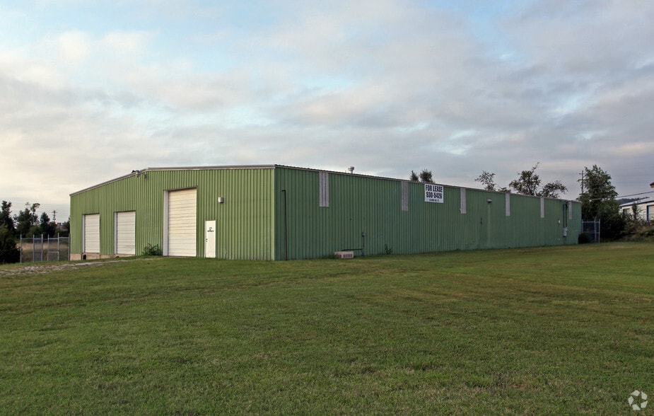 1823 Dentech Dr, Springdale, AR à vendre - Photo du bâtiment - Image 2 de 2