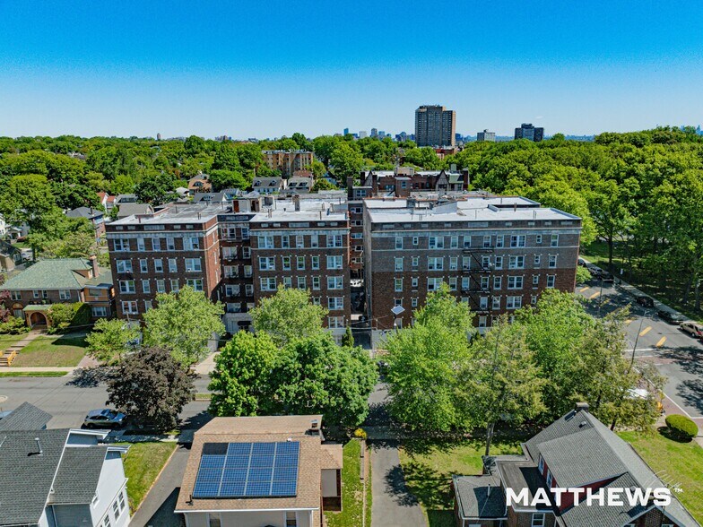 Elizabeth Goldsmith portfolio of 2 properties for sale on LoopNet.ca - Building Photo - Image 2 of 3