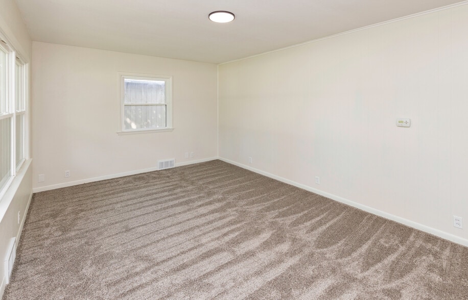1100 2nd St NE, Bondurant, IA for sale - Interior Photo - Image 2 of 34