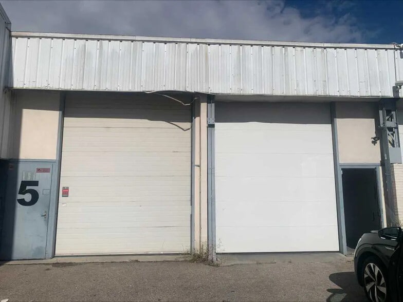 Flex in Vénissieux for lease - Building Photo - Image 2 of 9