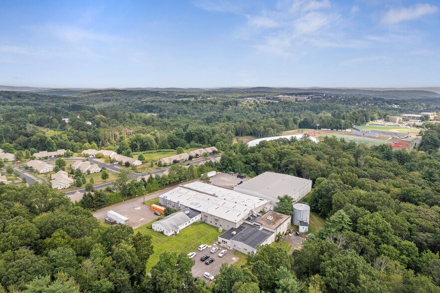 555 Country Club Rd, Dallas, PA à vendre - Photo du bâtiment - Image 2 de 44