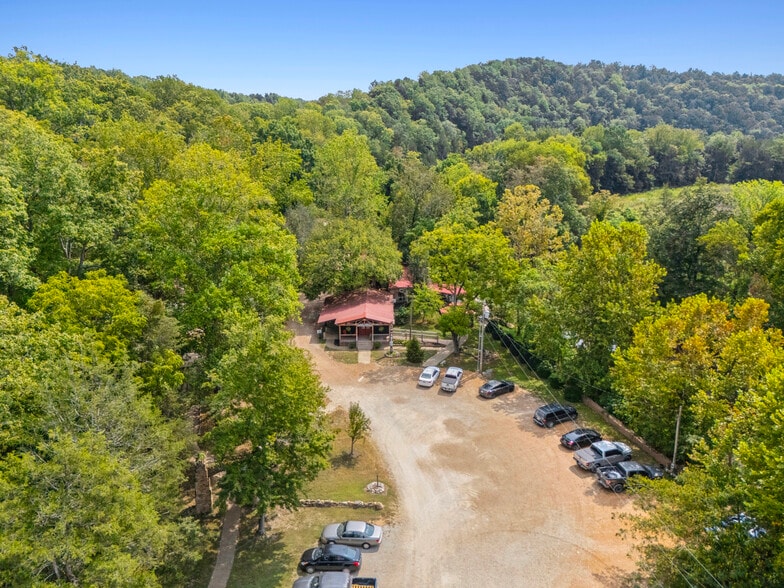 299 Natural Bridge Park Rd, Waynesboro, TN for sale - Building Photo - Image 2 of 37