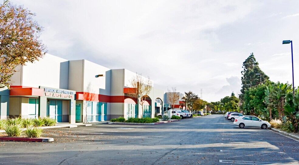 12711 Ramona Blvd, Baldwin Park, CA à louer - Photo du bâtiment - Image 2 de 46