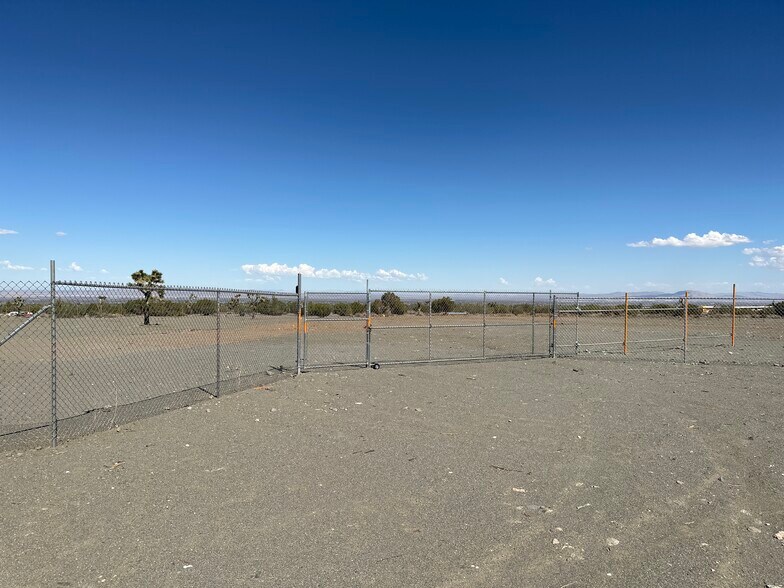 2773 Acacia Rd, Pinon Hills, CA à louer - Photo du bâtiment - Image 3 de 8