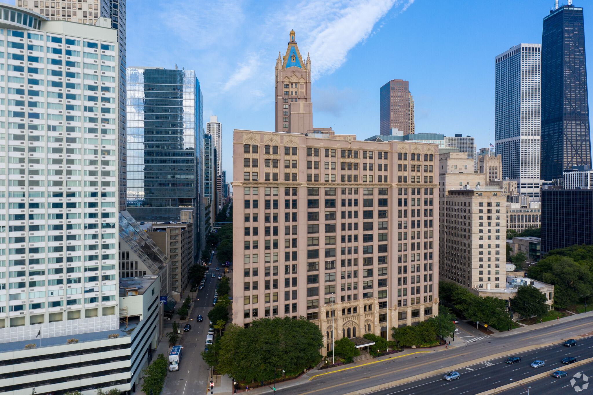 680 N Lake Shore Dr, Chicago, IL à louer Photo du bâtiment- Image 1 de 24