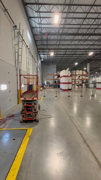 1191 E Main St, East Dundee, IL for lease - Interior Photo - Image 2 of 5
