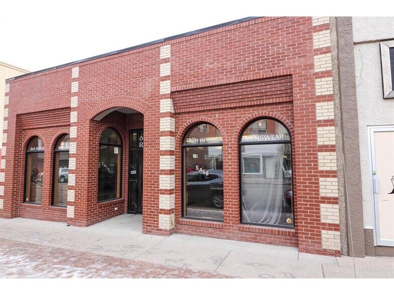 649 3 St SE, Medicine Hat, AB à vendre - Photo du bâtiment - Image 2 de 5