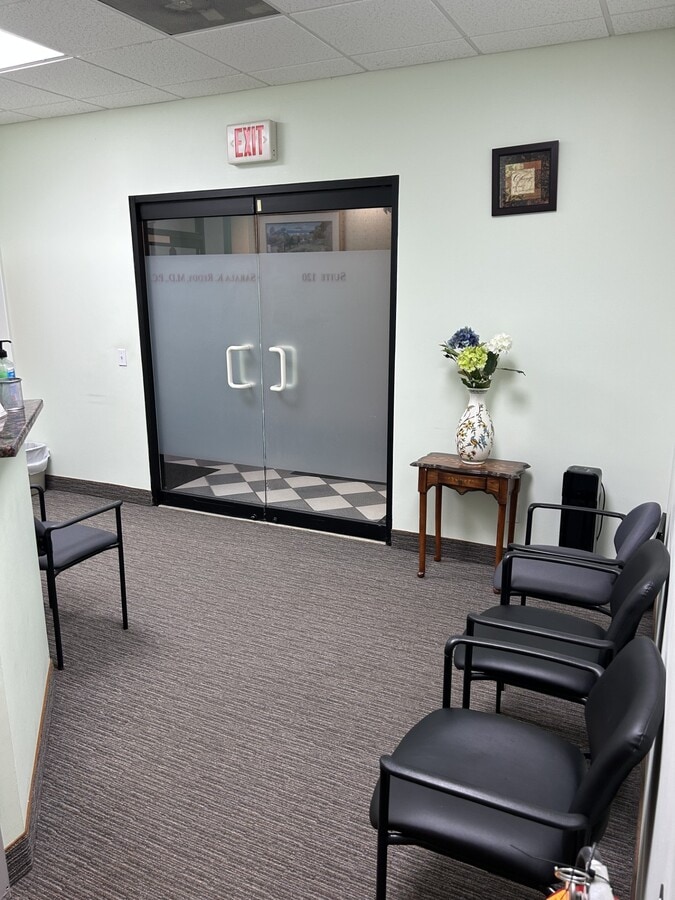 755 Park Ave, Huntington, NY 11743 - Unité 120 -  - Photo intérieure - Image 2 of 10