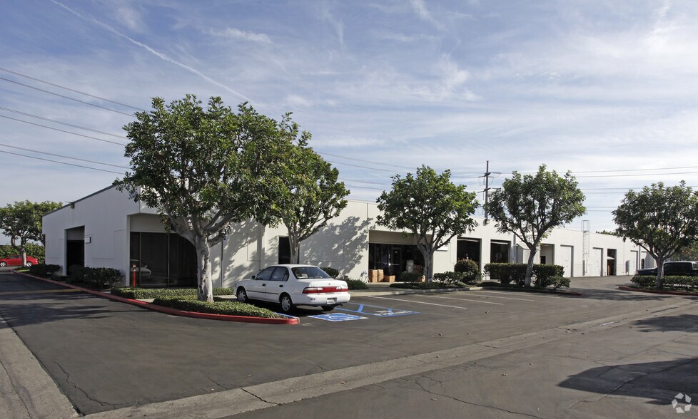 3605 W MacArthur Blvd, Santa Ana, CA à louer - Photo du bâtiment - Image 2 de 2