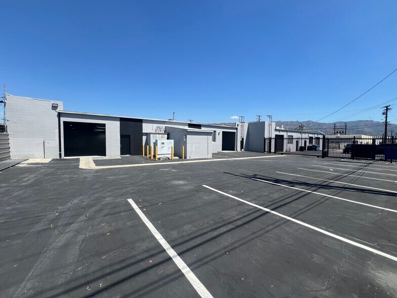 Four Unit Muli-Tenant Industrial portefeuille de 2 propriétés à vendre sur LoopNet.ca - Photo du bâtiment - Image 3 de 19