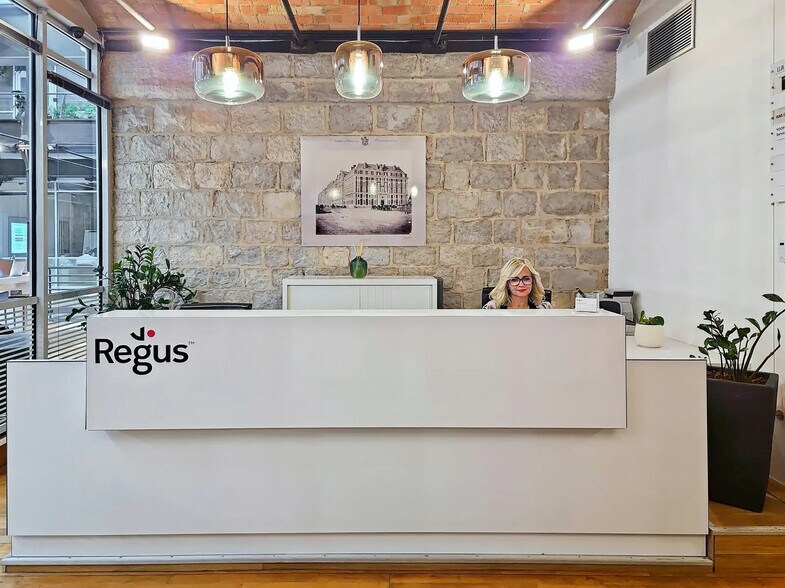 10 Place De La Joliette, Marseille à louer - Photo du bâtiment - Image 3 de 32