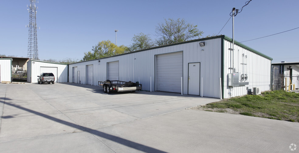 7800 Danz Blvd, Austin, TX for lease - Building Photo - Image 2 of 7