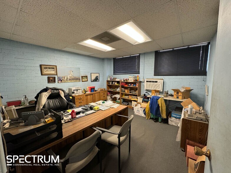 7621 Hayvenhurst Ave, Van Nuys, CA à louer - Photo du bâtiment - Image 3 de 6