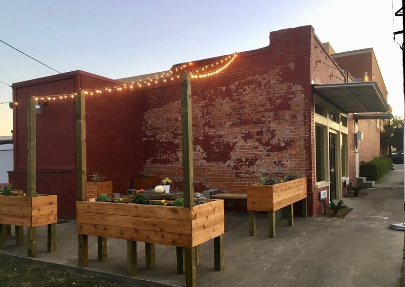 201 E Main St, Waxahachie, TX à louer - Photo du bâtiment - Image 3 de 4