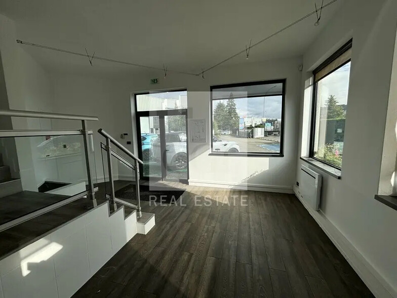 Office in Corbas for lease - Interior Photo - Image 1 of 12