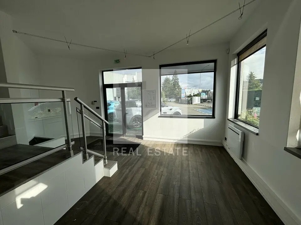 Office in Corbas for lease Interior Photo- Image 1 of 13