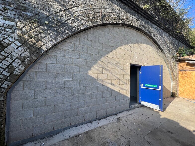 364-368 Winchelsea Rd, London for lease - Building Photo - Image 3 of 3